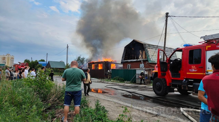 По частному сектору в центре Омска распространился мощный пожар