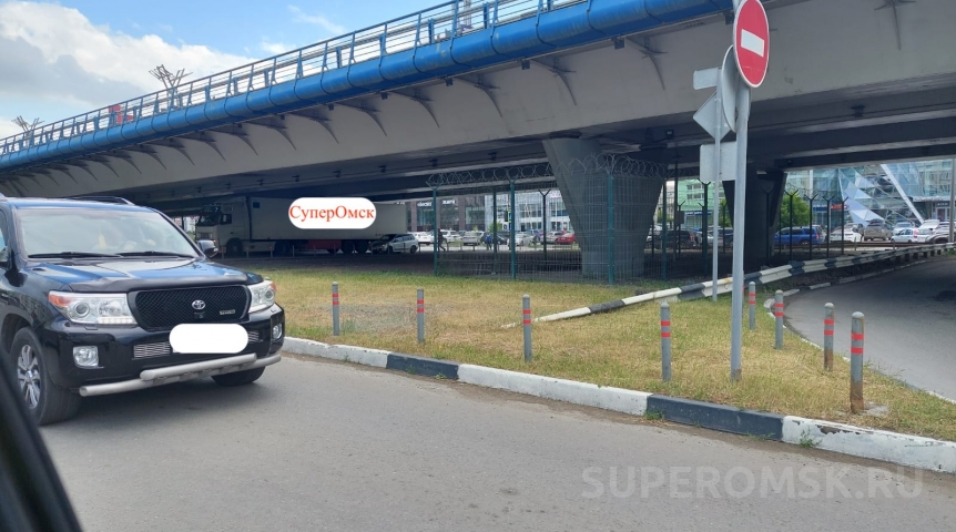 Общество Прорвавшаяся в центр Омска фура застряла под метромостом