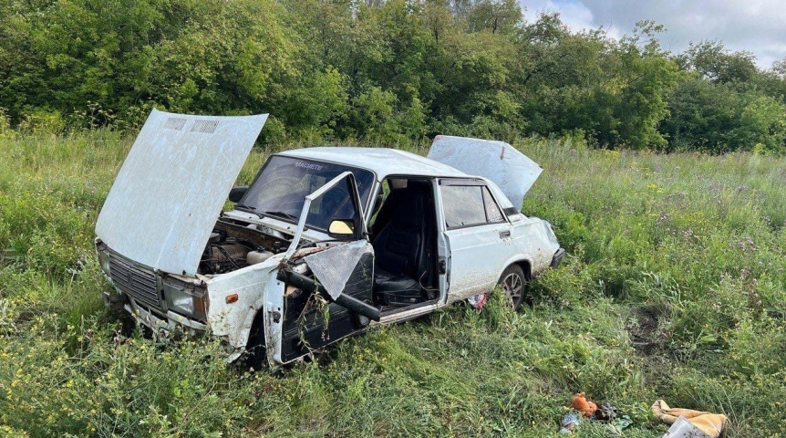 В Омске при опрокидывании авто на грунтовой дороге погибла девушка В Омске при опрокидывании авто на грунтовой дороге погибла девушка