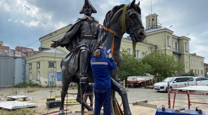 Памятник Бухгольцу доставили в Омск