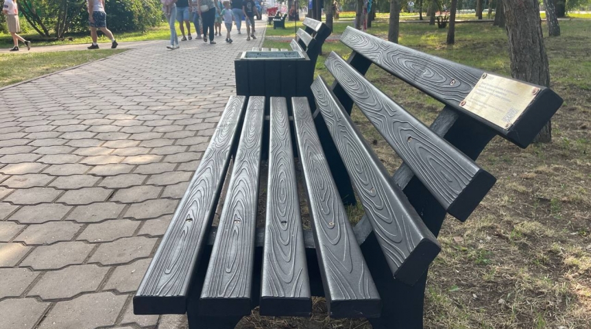 Сбер установил в сибирских городах скамейки и урны из переработанного пластика