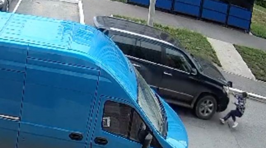 Происшествия в Омске Появились кадры наезда «Лексуса» на 12-летнего мальчика, выехавшего на самокате на дорогу в Омске