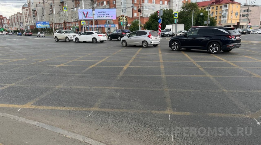 Новая вафельная разметка в центре Омска уже начала исчезать