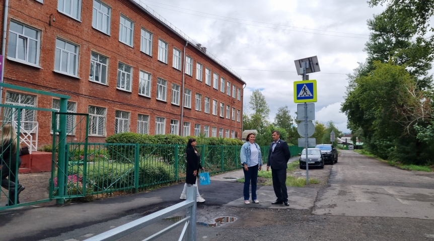 Общественники и волонтеры акции «Решают люди» оценили безопасность пешеходных переходов рядом со школами в Омске