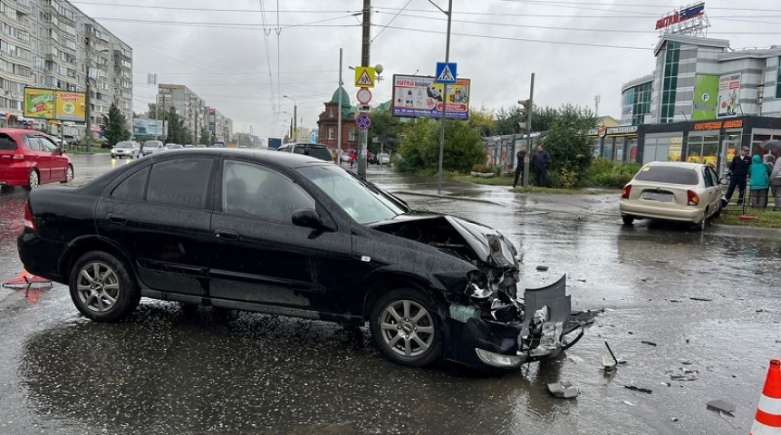 В крупной аварии в центре Омска пострадал подросток В крупной аварии в центре Омска пострадал подросток
