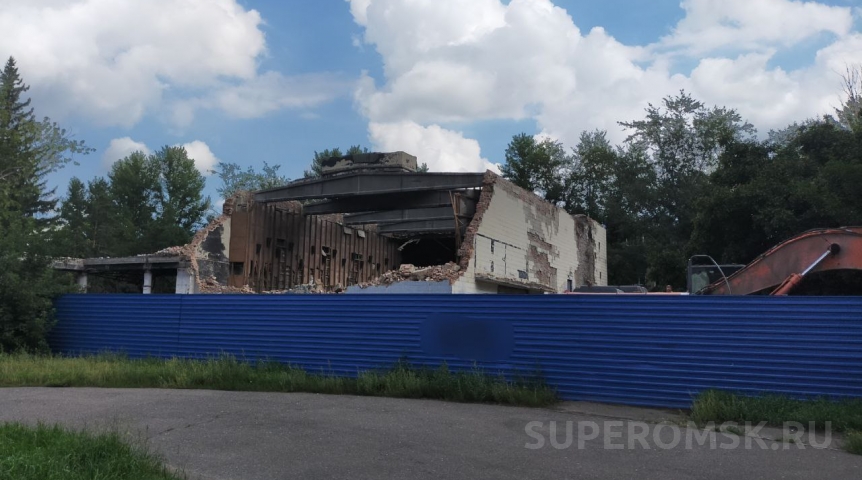 В Омске снесли здание кинотеатра «Сатурн»