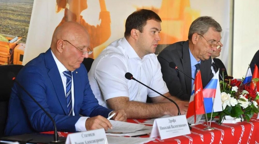 Глава региона Виталий Хоценко провел заседание штаба по уборочной кампании в Омской области