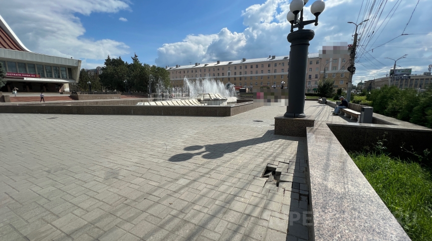 Общество На реконструированной Театральной площади в Омске образовался провал