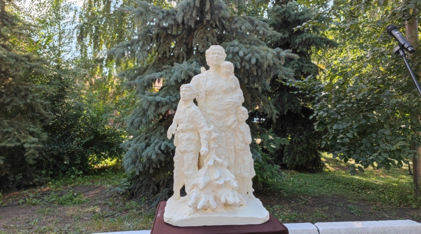 В Омске открыт памятник женщине, которая спасла детей во время Великой Отечественной войны