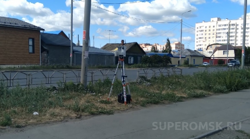 В Омске пешеход «нокаутировал» камеру фиксации нарушений ПДД