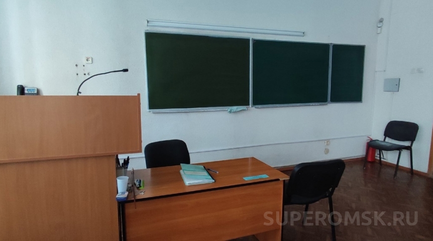 В омских школах возросло число предметов без учителя