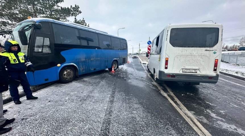 Омичка пострадала в столкновении автобусов Семыкина и Мадьярова
