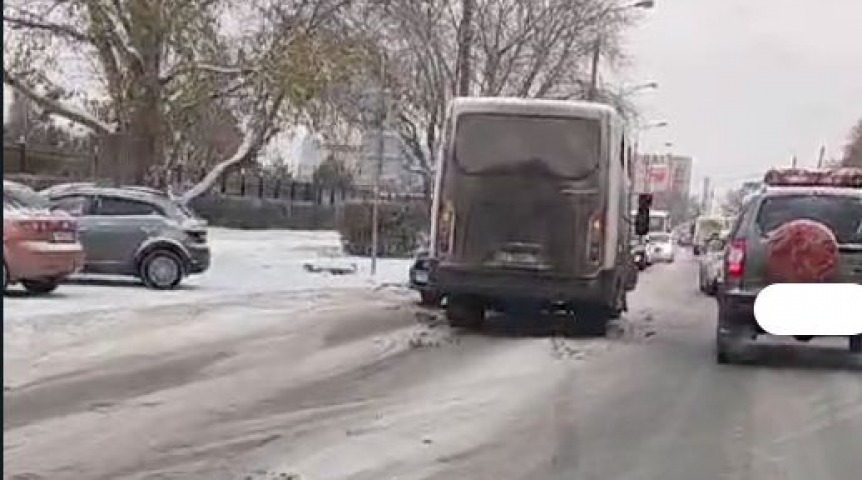В час пик на Левом берегу Омска столкнулись легковушка и «Газель»