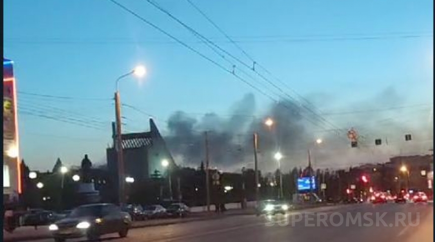 Над Омском растянулся черный дым из-за пожара возле аэропорта