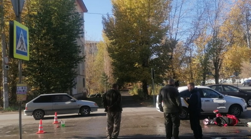 Происшествия в Омске Омский таксист сбил девушку с коляской на пешеходнике