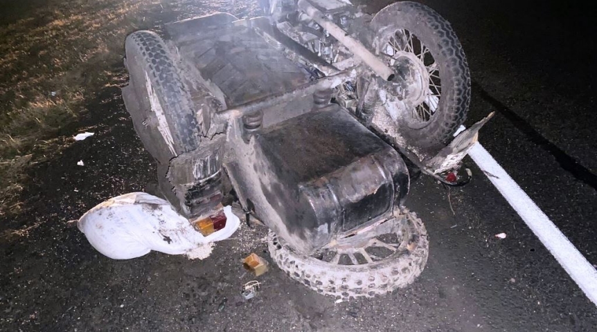 В Омской области на темной дороге машина протаранила мотоцикл без света