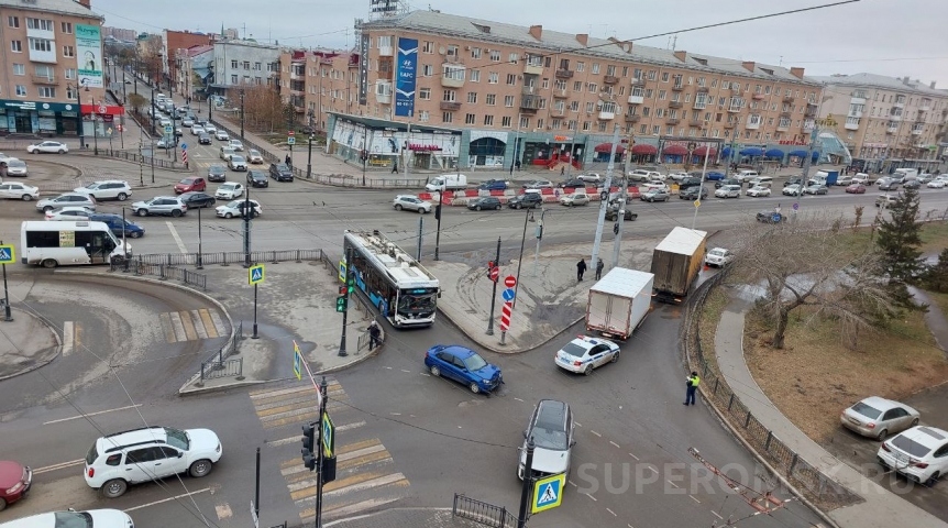 В Омске из-за ДТП у Ленинградского моста оказался перекрыт выезд на Масленникова
