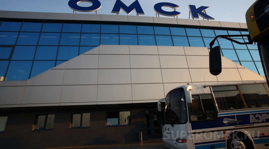В аэропорту Омска из-за погоды массово задерживаются авиарейсы