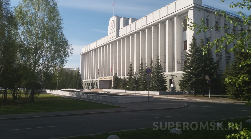 В омском облправительстве массово ищут сотрудников на зарплату от 27 до 57 тысяч рублей