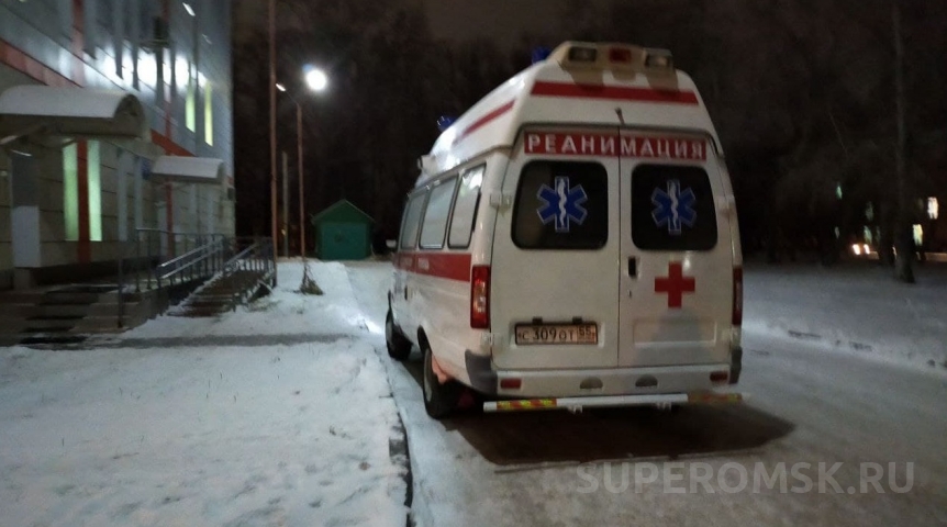 Омского священника госпитализировали после падения в гололед