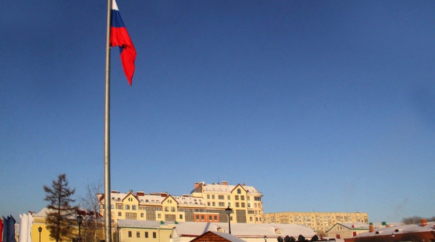 В День Конституции над Омском на высоту 30 метров подняли огромный флаг  России — СуперОмск