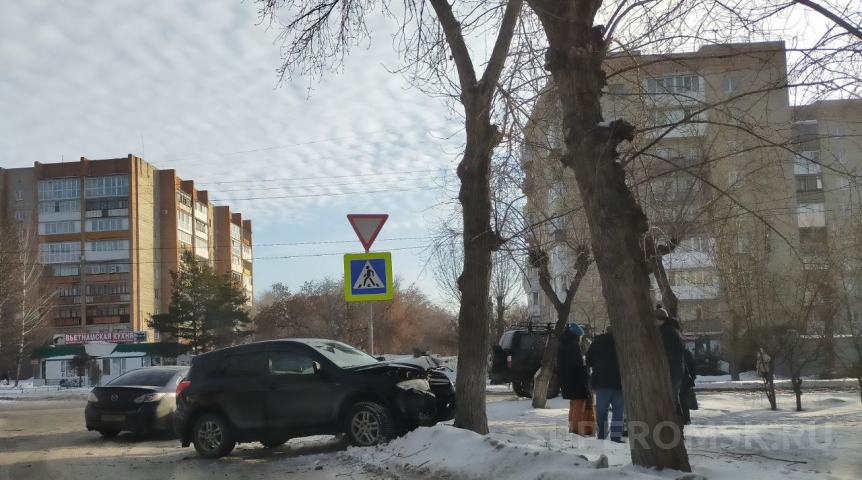 Происшествия в Омске На пешеходном переходе в Омске «Тойота» влетела в дерево