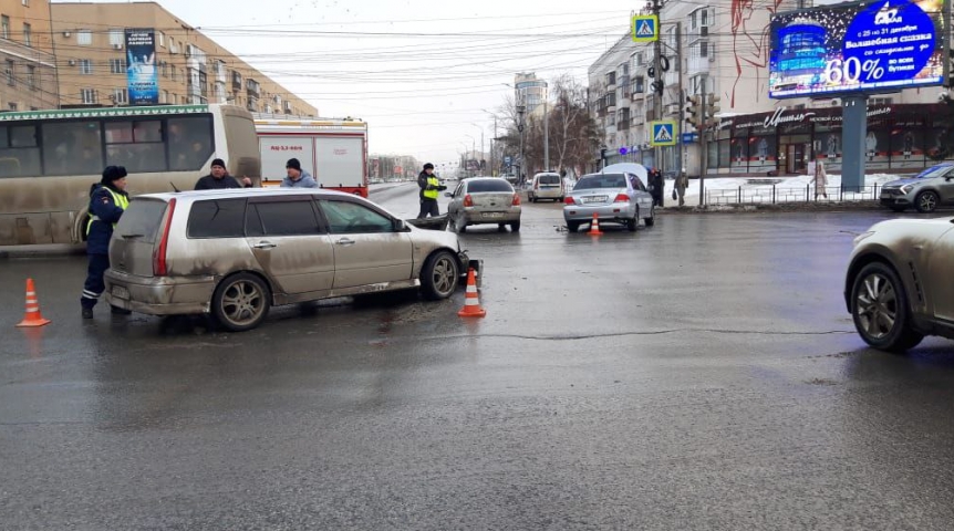 Происшествия в Омске Два человека пострадали в ДТП на перекрестке Маркса и Масленникова в Омске