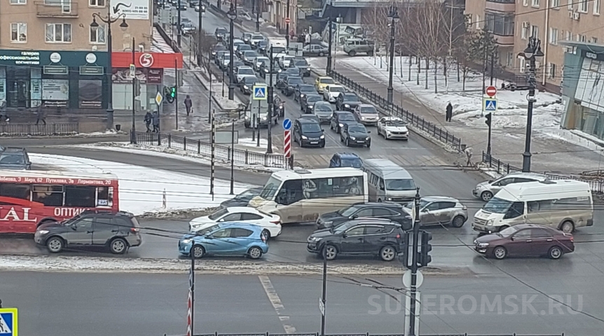 Общество Центр Омска в субботу встал в пробку из-за двух ДТП