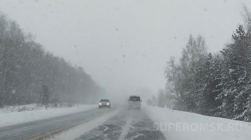 Во время метели в Омской области в снегах застряли люди