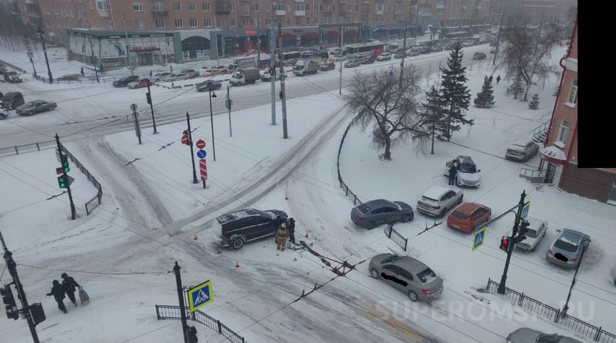 Происшествия в Омске У Ленинградского моста в Омске после жесткого ДТП машина снесла ограждение