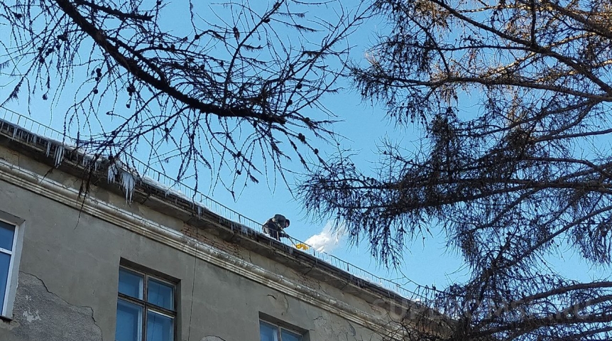 Общество Хоценко дал ряд поручений из-за наледи на крышах омских домов