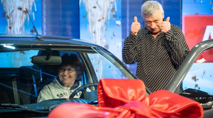 Пенсионерка из Омска получила в подарок машину в рамках социальной акции «Выбирай Россию»