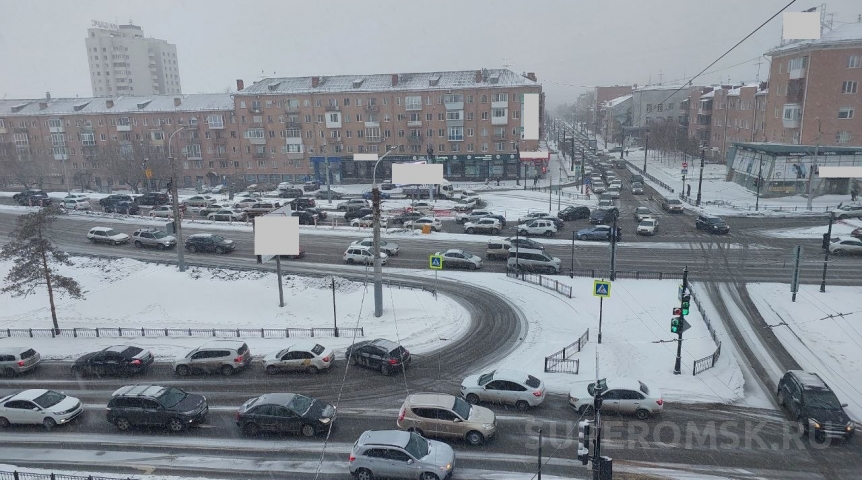 Омск под первым весенним снегопадом погрузился в жуткие пробки