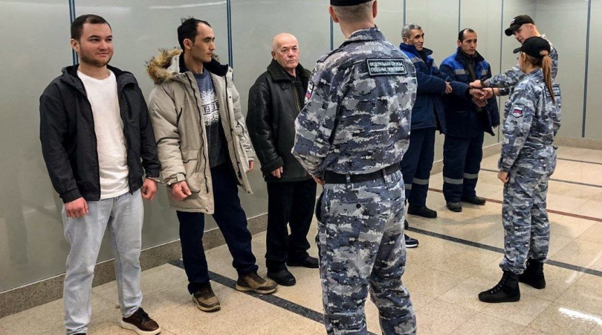 Приставы выдворили задержавшихся иностранцев из Омска прямо в рабочей одежде