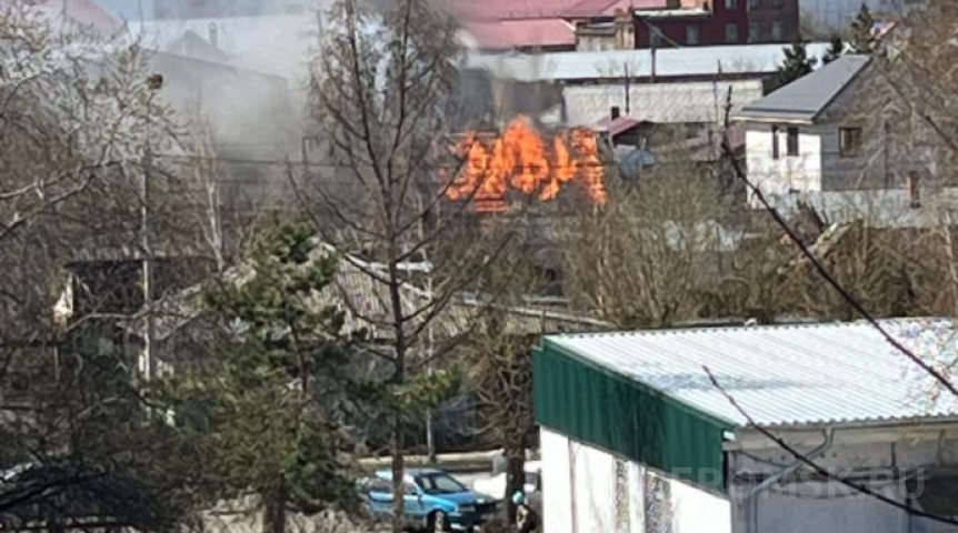Происшествия в Омске В Центральном округе Омска полыхает дом в частном секторе