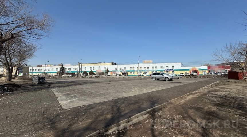 В Омске водители облюбовали недостроенный сквер под парковку