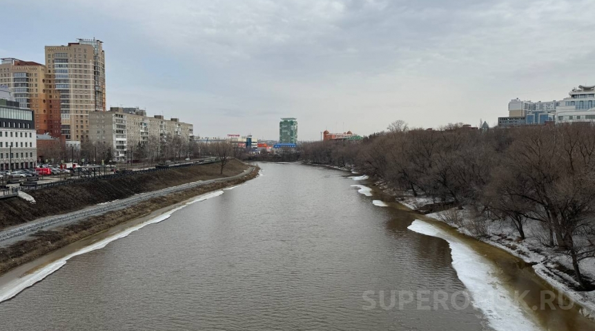 Река Омь в центре Омска очистилась ото льда