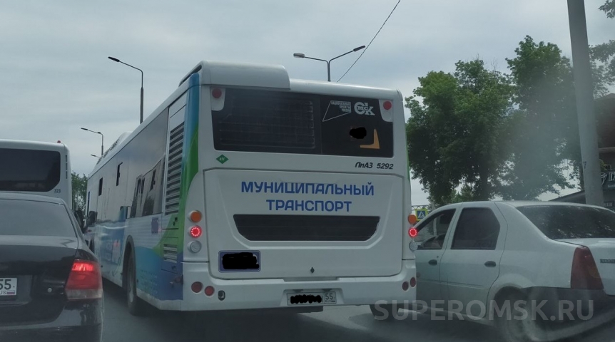 В Омске автобус популярного маршрута временно изменит схему движения