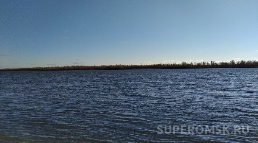 Житель затопленной деревни в Омской области едва не утонул по пути за продуктами
