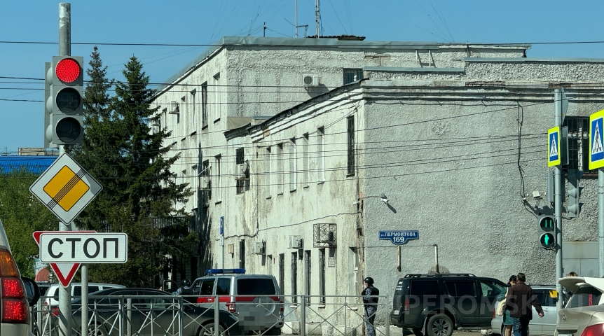 В Омске у здания УМВД заметили силовиков в шлемах и бронежилетах