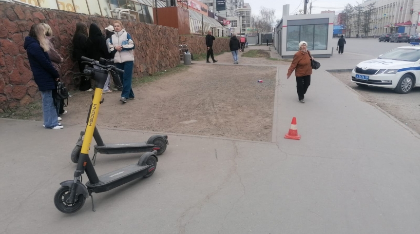 В Омске девочка на электросамокате жестко снесла старушку