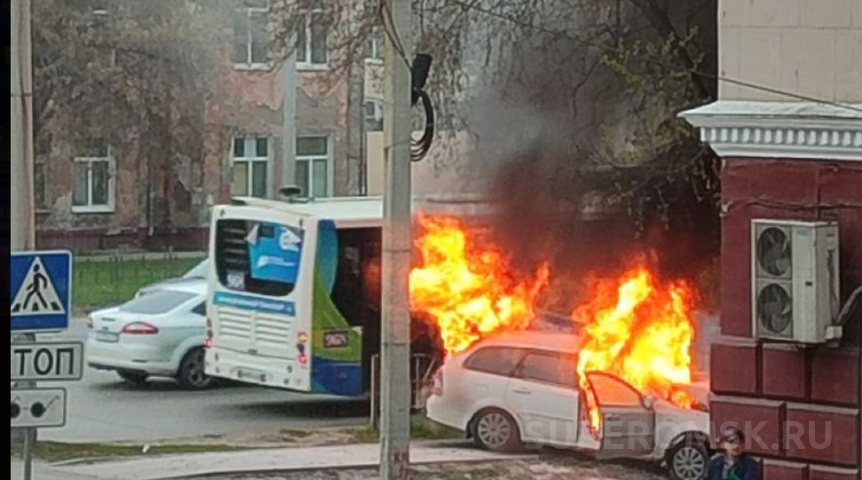 В Омске автомобиль после аварии вылетел на тротуар и загорелся
