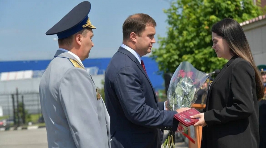 Губернатор Хоценко вручил вдове героя СВО орден Мужества