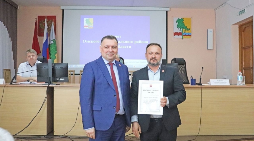 Губернатор Хоценко отметил главу Омского района Долматова