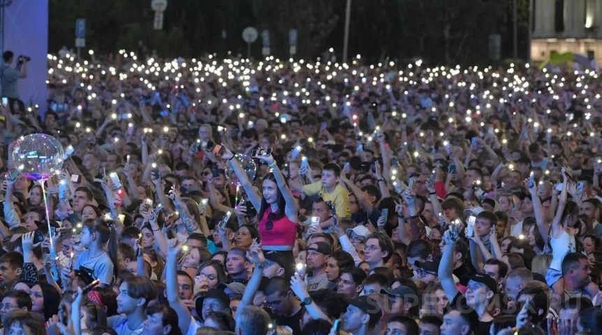 Рекордные 120 тысяч омичей пришли на концерт звезд на Соборной площади