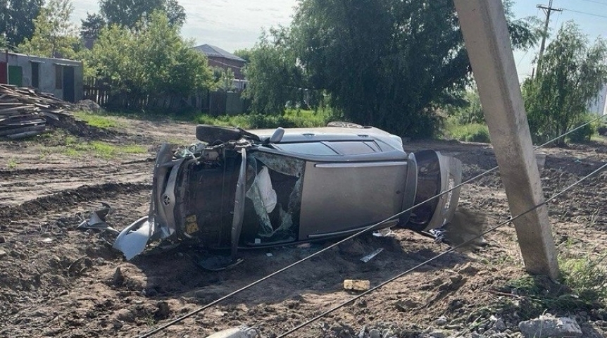 В Кировском округе Омска водитель «Тойоты» погиб после наезда на столб