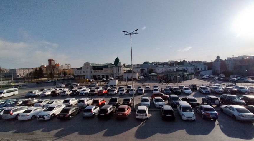 Омич припарковал машину у здания УФСПП и остался без багажника