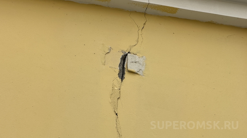 На здании омского училища имени Шебалина порвало маяк для замеров трещины