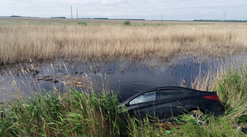 В угодившей в омское болото машине погибли два человека