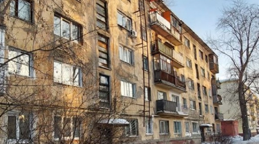 В Омске ввели режим повышенной готовности из-за возможного обрушения дома на Магистральной